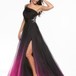 Dugačka lepršava crna haljina sa šlivem i istaknutim strukom i bojom koja se preliva iz roze u crno