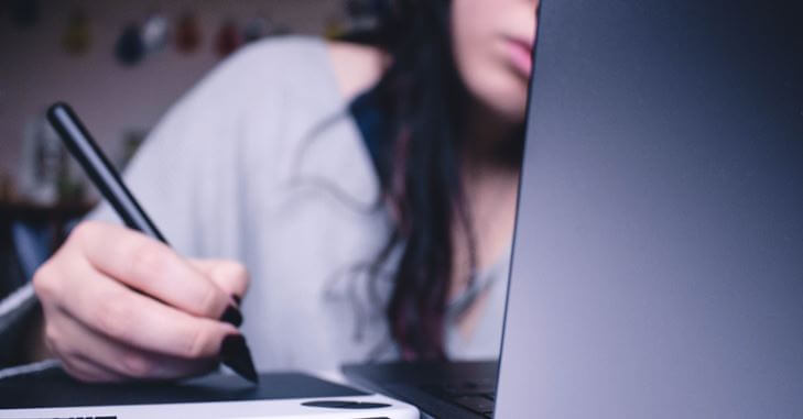 Žena pod stresom gleda u računar