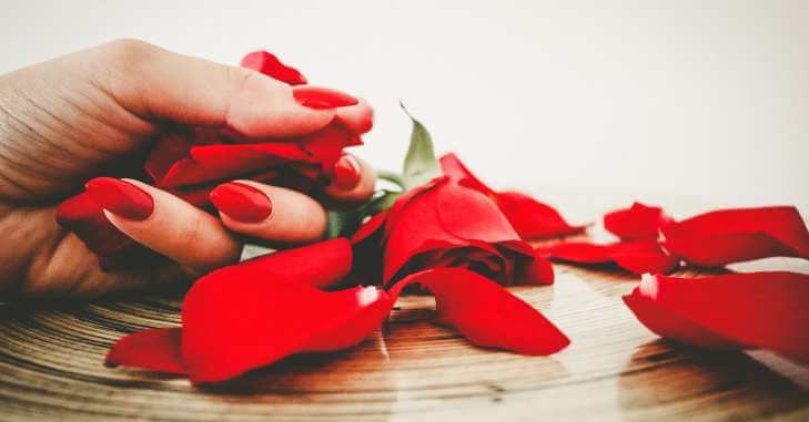 Crveni lak na noktima i ruže