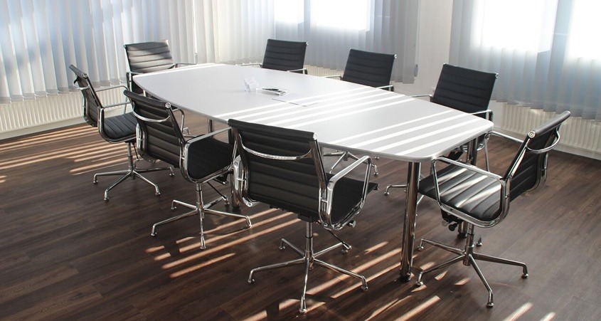 konferencijski sto i stolice u kancelariji