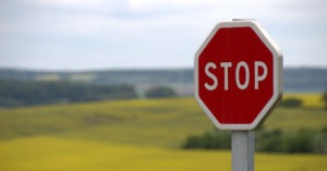 Znak STOP na putu
