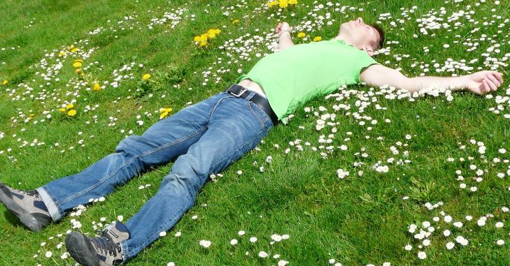 Čovek se opu&scaron;ta i leži na livadi