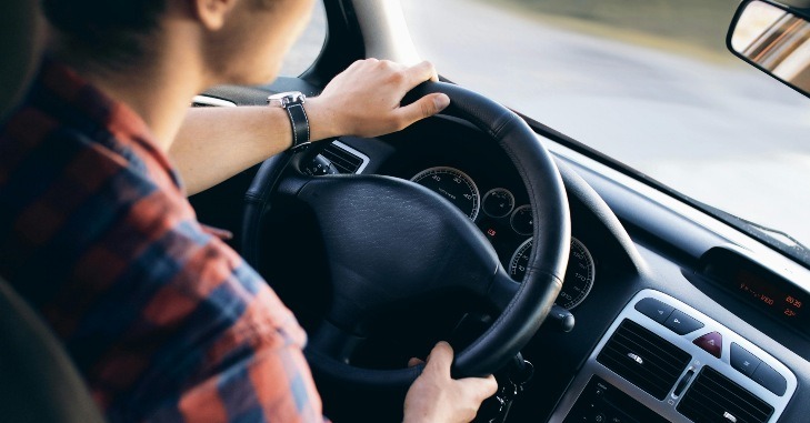 Osoba vozi automobil