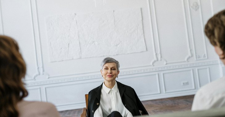 Mu&scaron;karac i žena sede ispred sudije za razvod braka