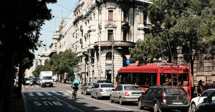 Trolejbus i automobili na ulici Beograda