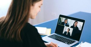 Žena ima online intervju