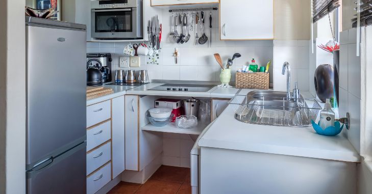 Pogled na kuhinju sa aparatima i elementima