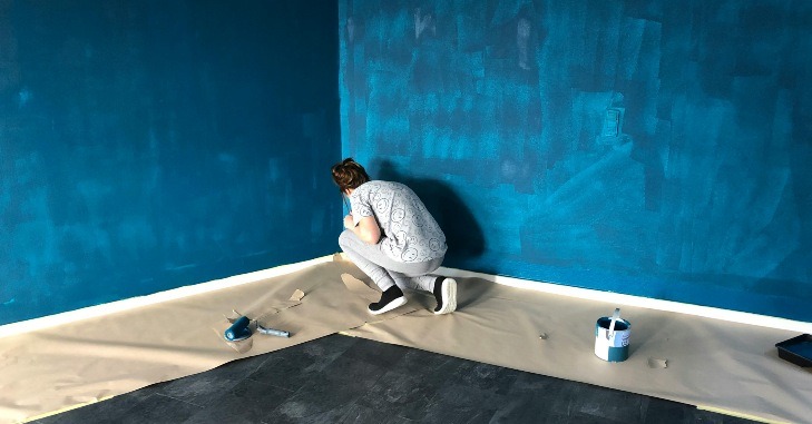 Osoba priprema sobu za krečenje