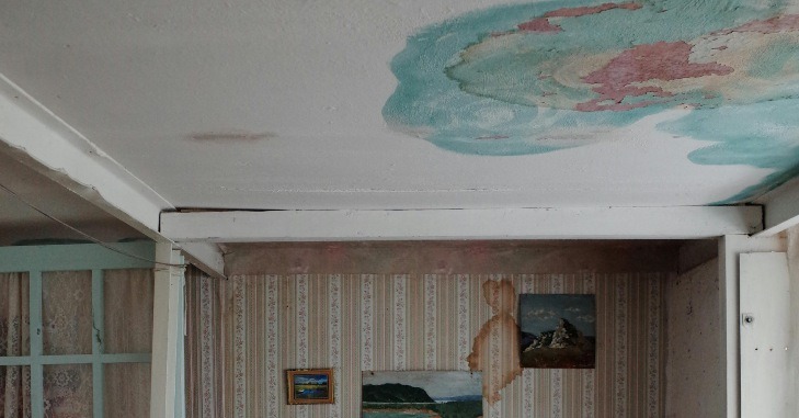 Tragovi vlage na plafonu u sobi