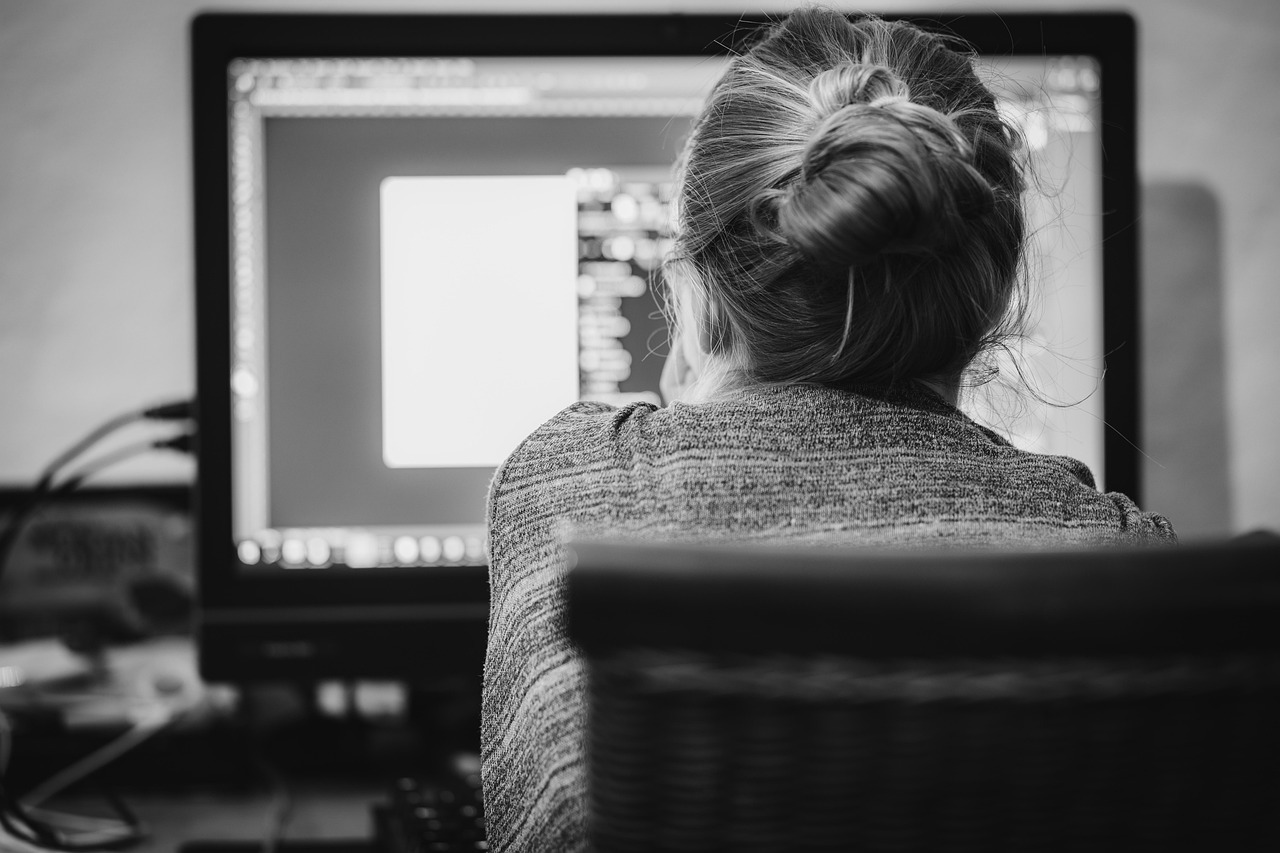 žena za monitorom sa prikazom softvera za dizajn