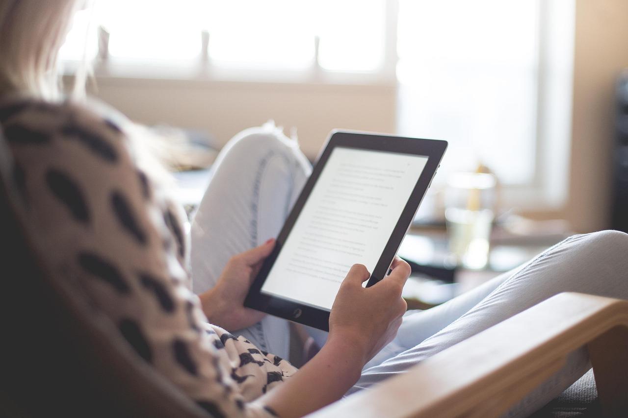 Osoba sedi i koristi tablet