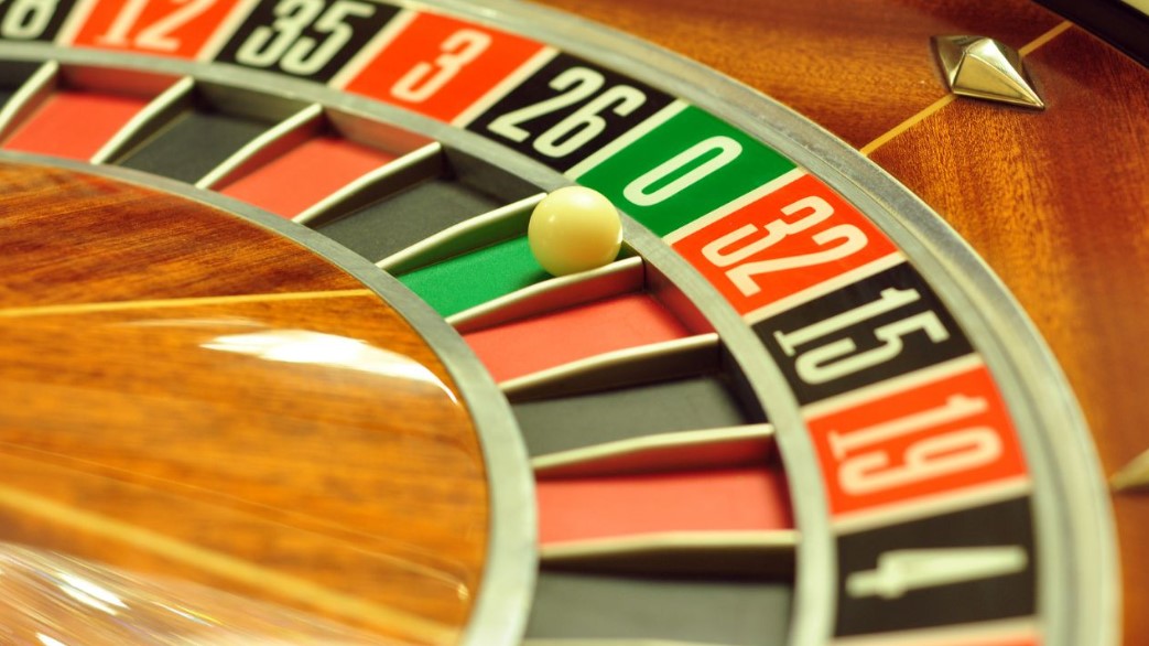 Bela loptica na zelenom polju na točku ruleta