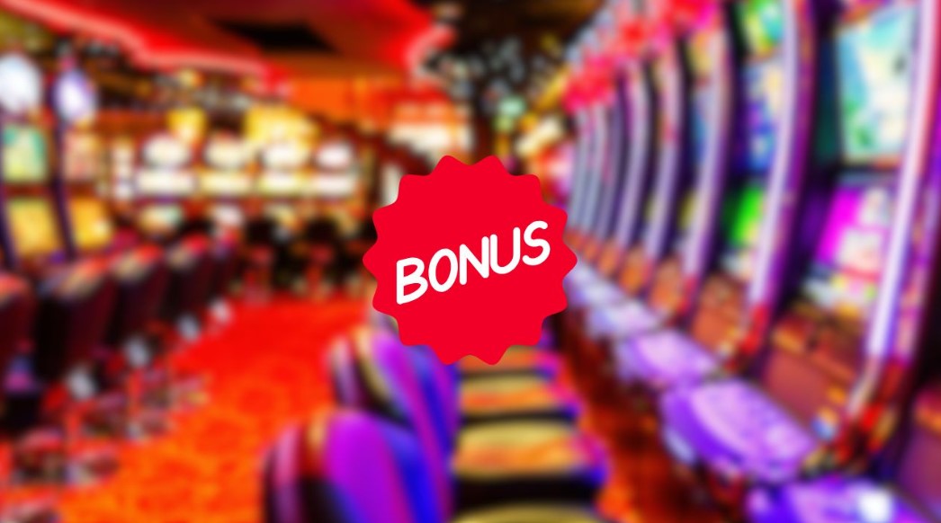 Oznaka "bonus" nalepljena preko slike kazina sa aparatima