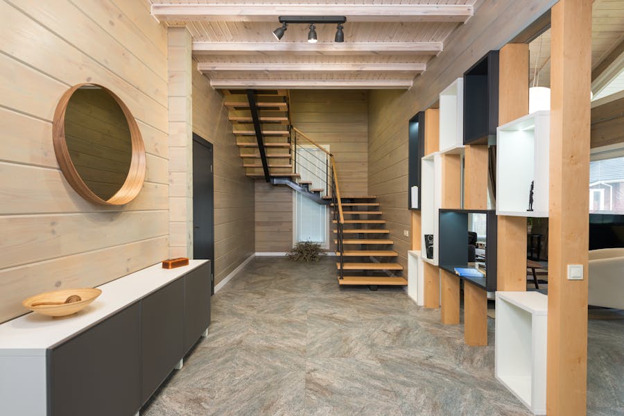 Moderan enterijer sa drvenim elementima