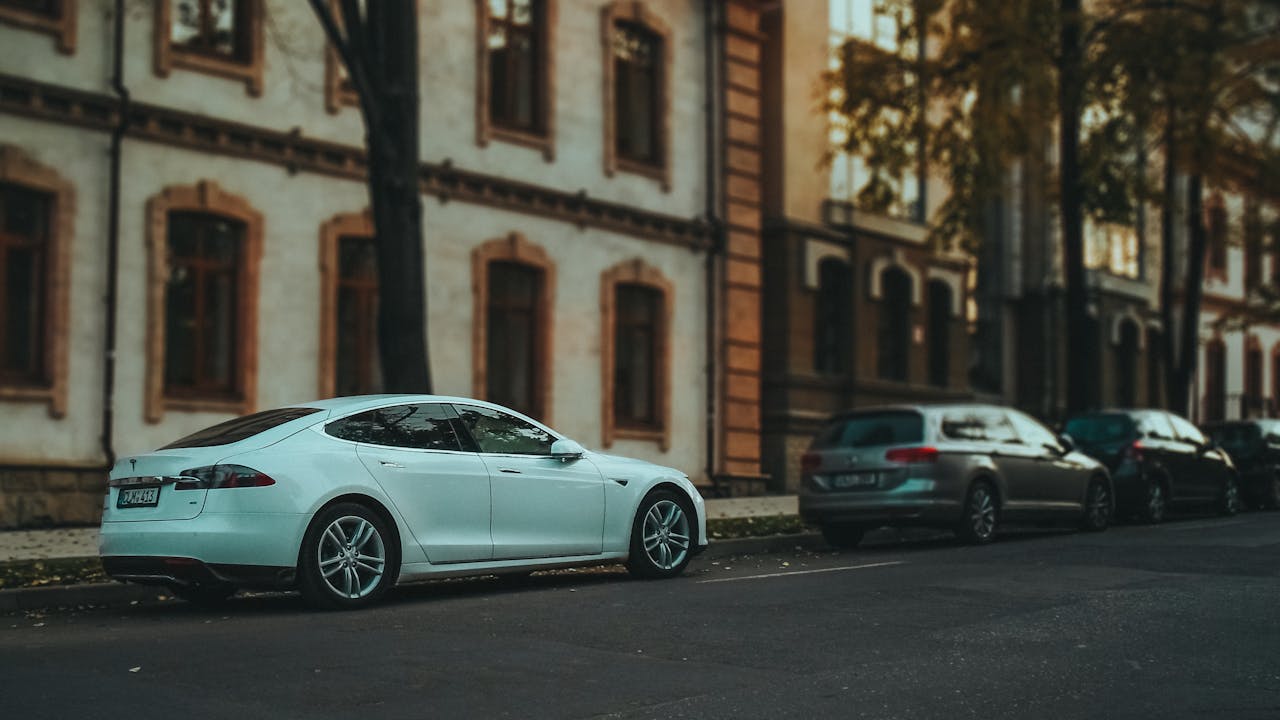 Parkirani automobili pored zgrade