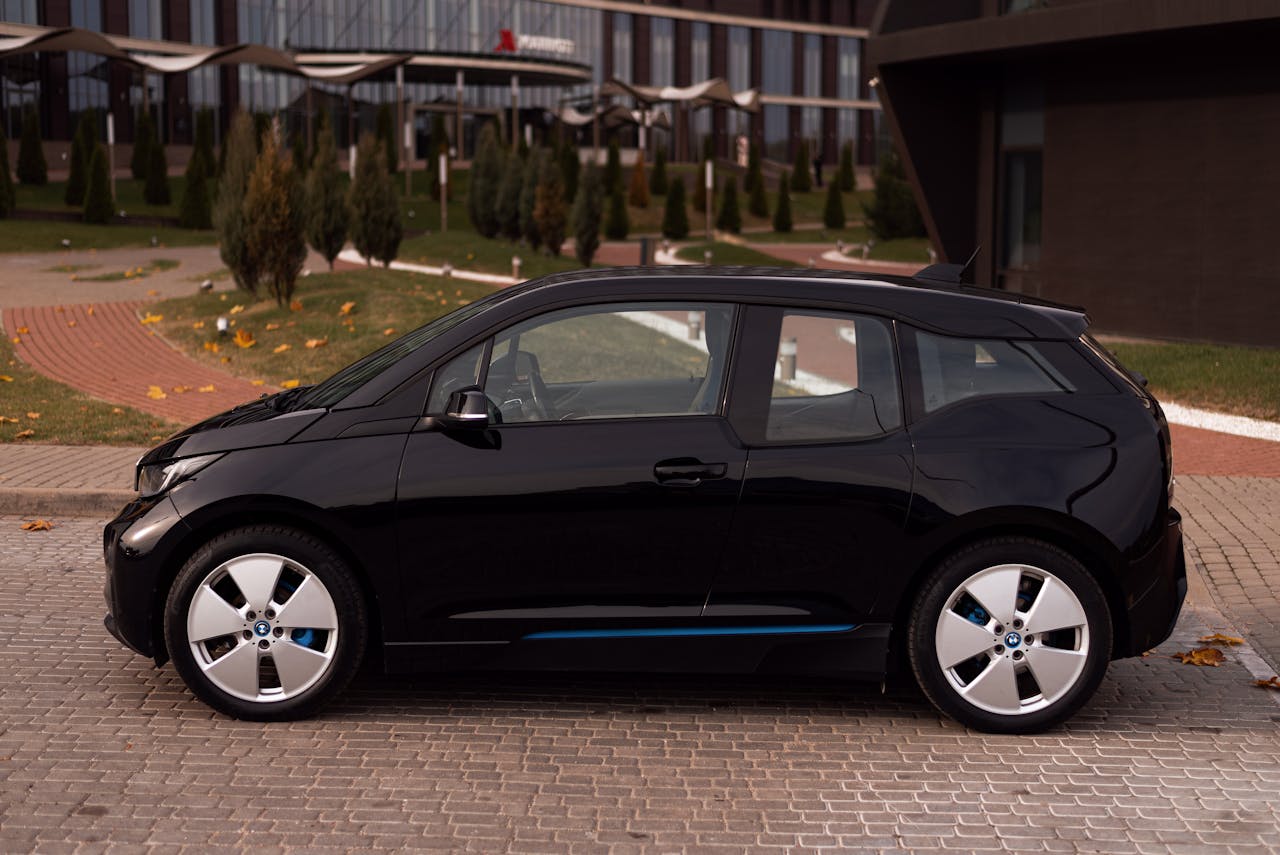 Crni električni automobil parkiran na ulici