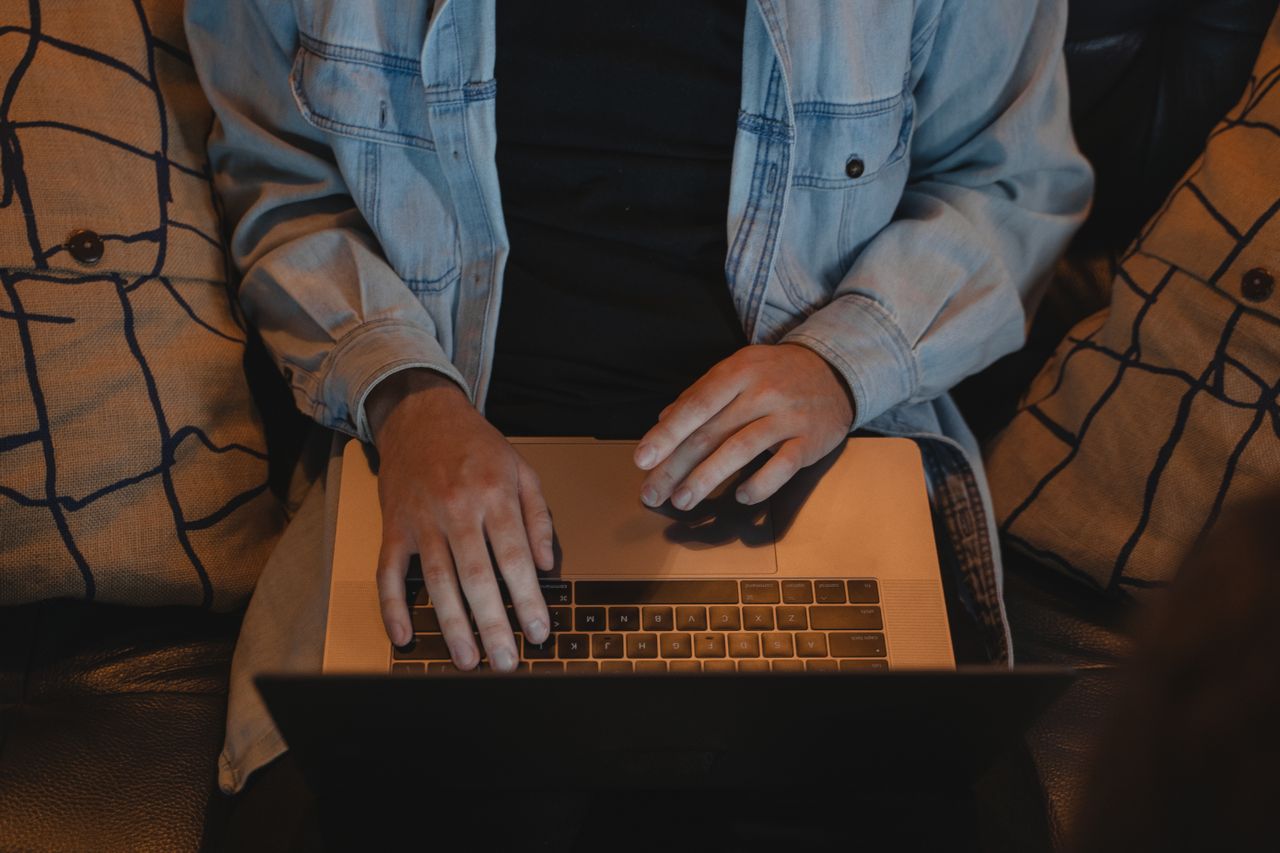 Osoba radi na laptopu